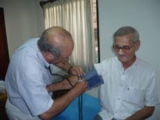 Médico tomando la presión